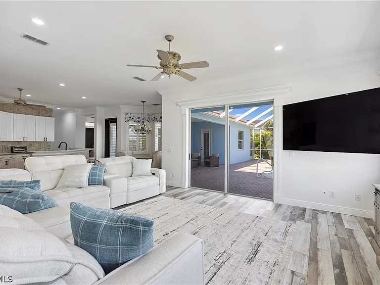2202 Grove Dr — Photo 21
