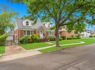 8610 250th St, Bellerose, NY 11426