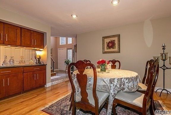 4th image of 33 Club House Ct