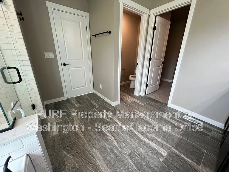 910 Burwood St SE — Photo 17