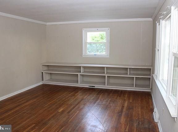 5th image of 333 W 2nd St