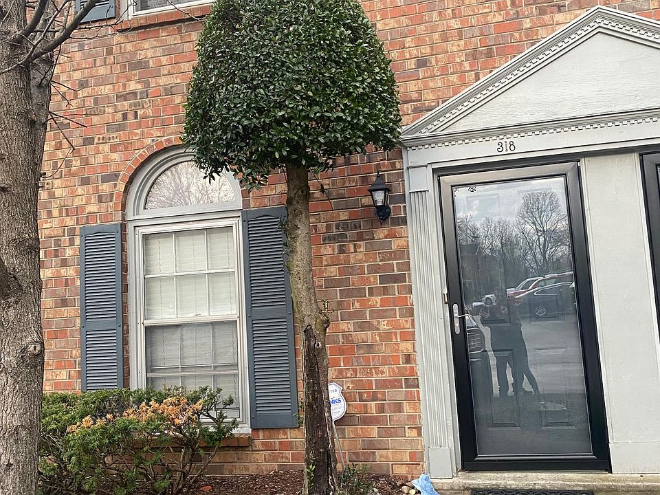 Welcome home to 318 Lakebrink Drive