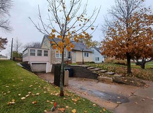 3502 N 3rd St, Clinton, IA 52732