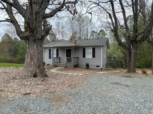 631 Silkwood Ln, Rocky Mount, VA 24151