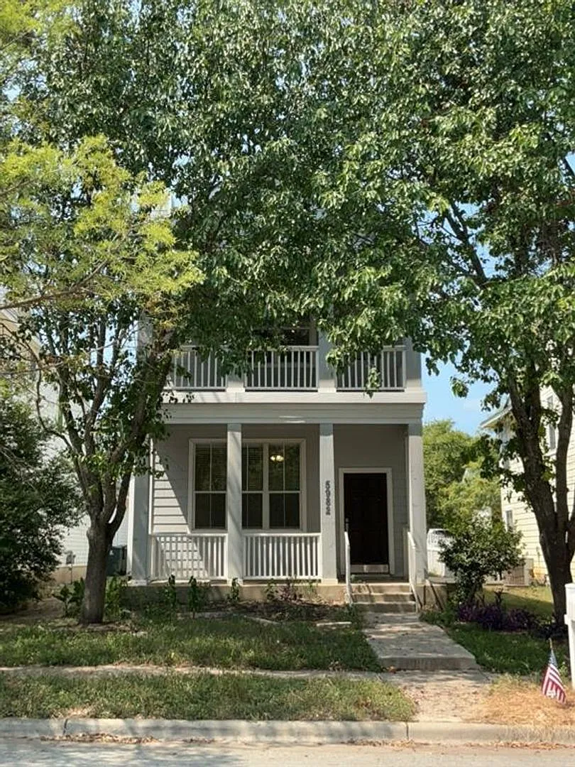 Wondeful 3 Bedroom 3 Bath home with covered front patio (on both floors) — Photo 3