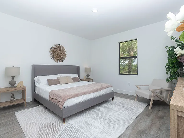 1121 Deauville St E — Photo 33