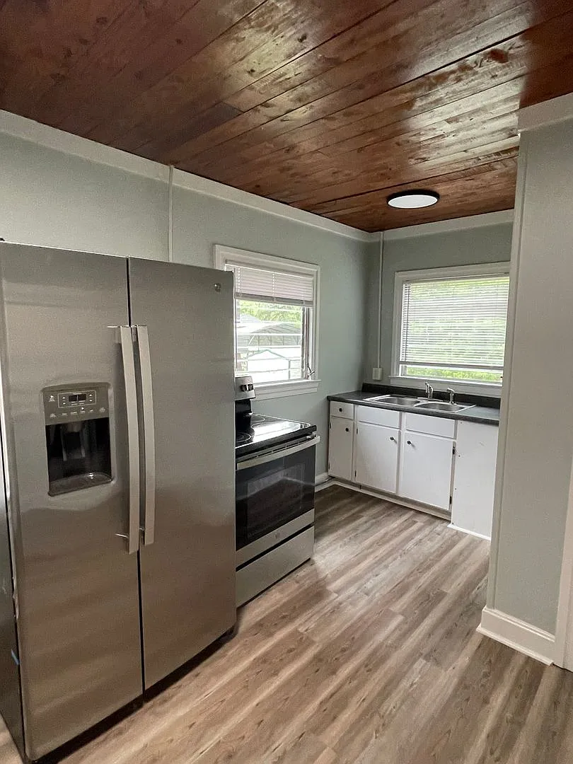 Building Photo - 203 6th Ave #B