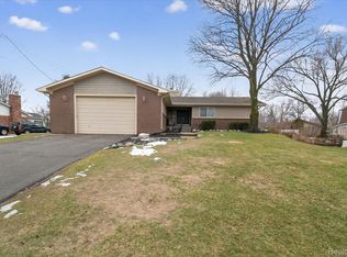 9474 Steep Hollow Dr, White Lake, MI 48386