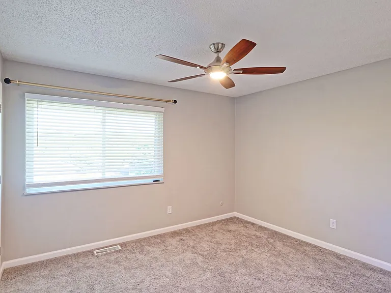 975 Barbizon Dr — Photo 19