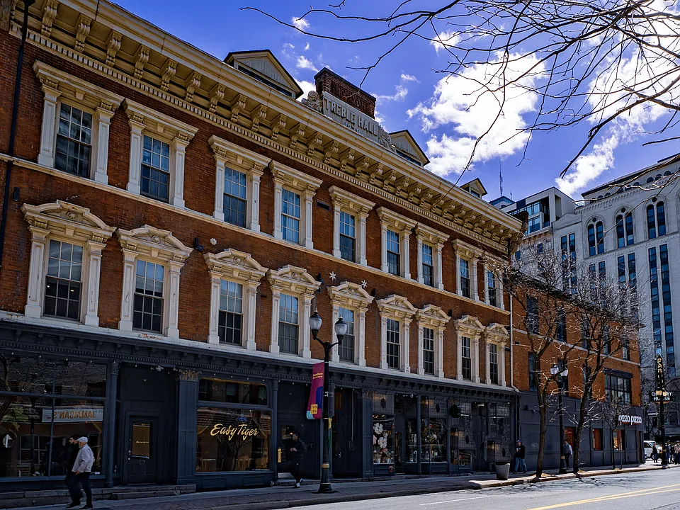 206-85 King St E #206
