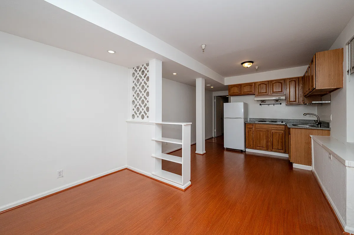 Building Photo - 1330 Pine St #12