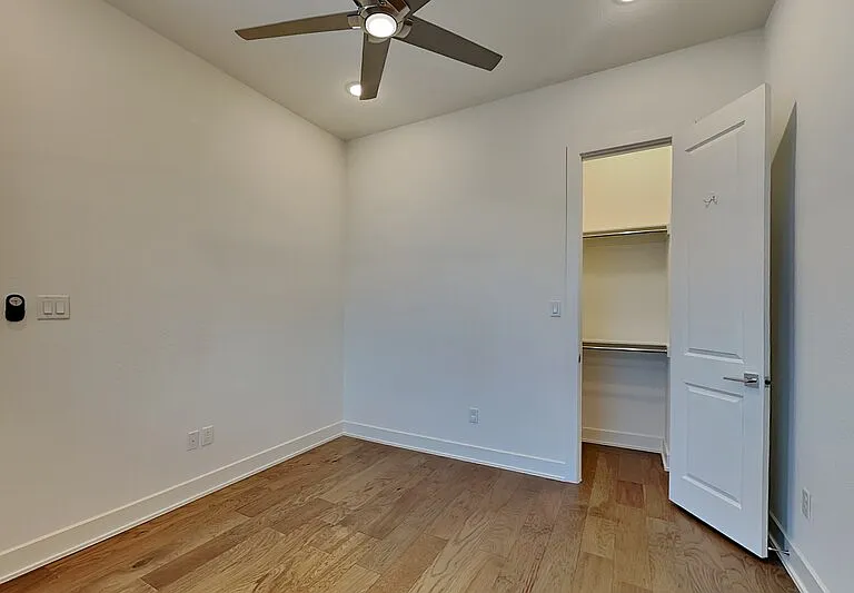112 E Oscar Dr — Photo 5
