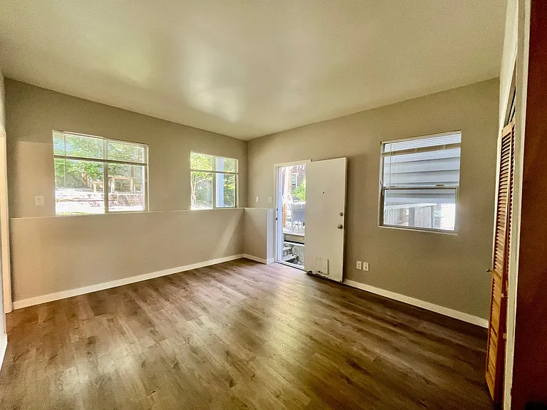 2606 E Madison St — Photo 8