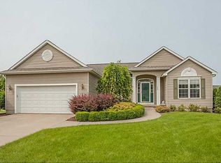 240 15th Avenue Ct, Hiawatha, IA 52233