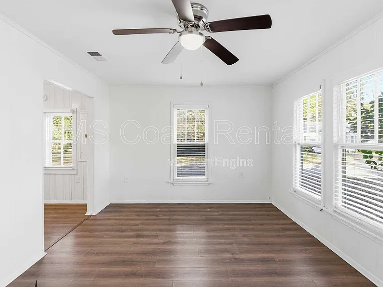 20 Martha Ave — Photo 6
