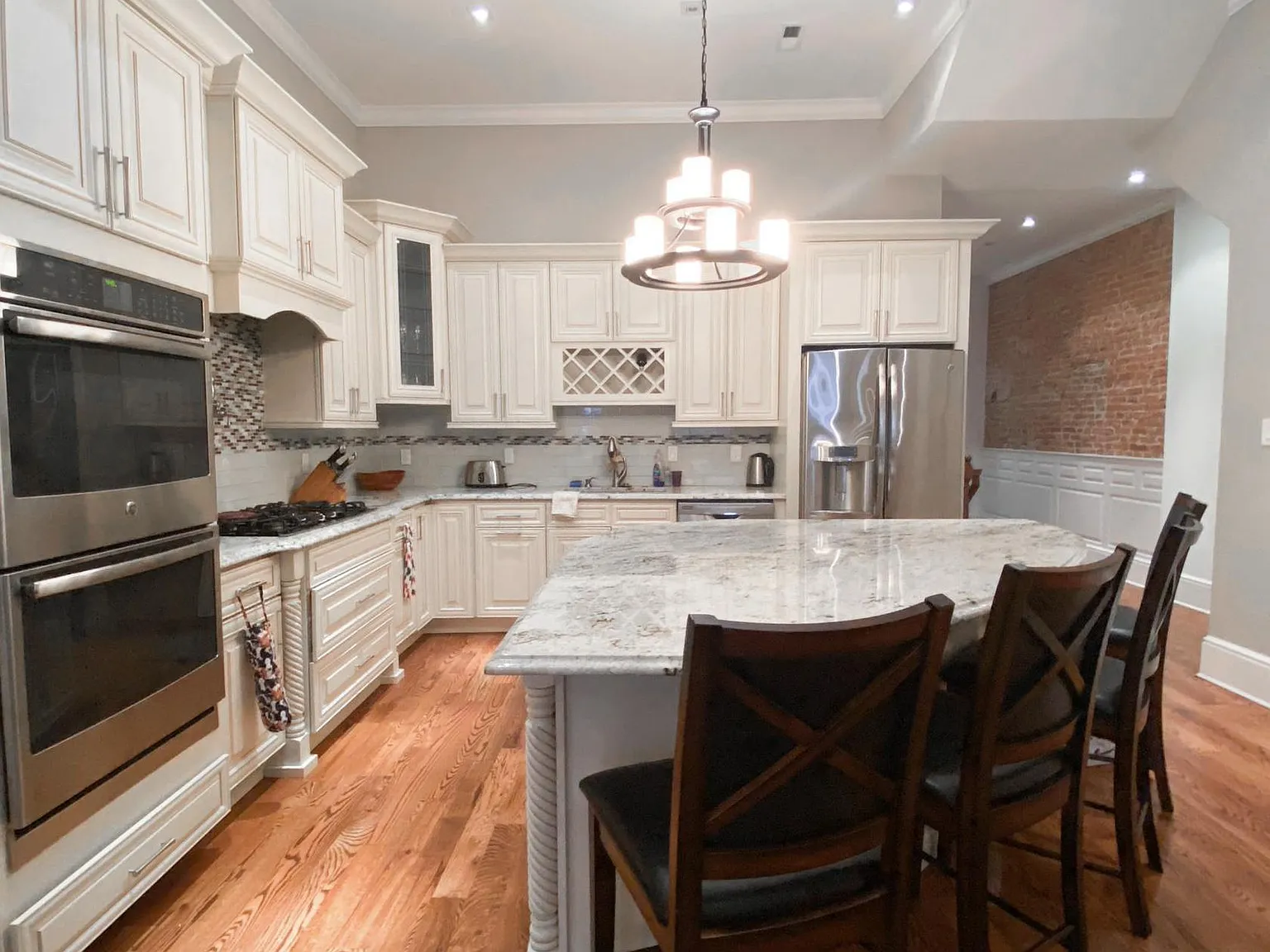 4 bed, 3.5 bath, 2690 sqft, $7,800 — Photo 1