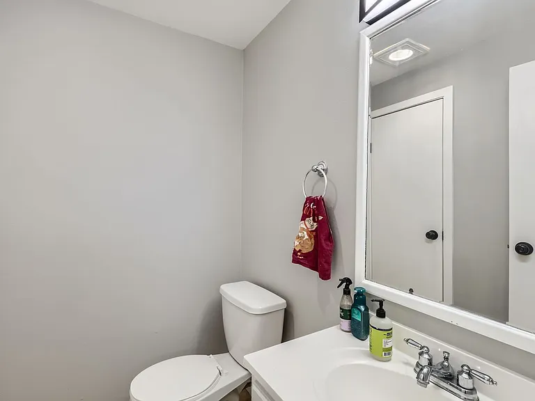 62 N Newark St — Photo 3