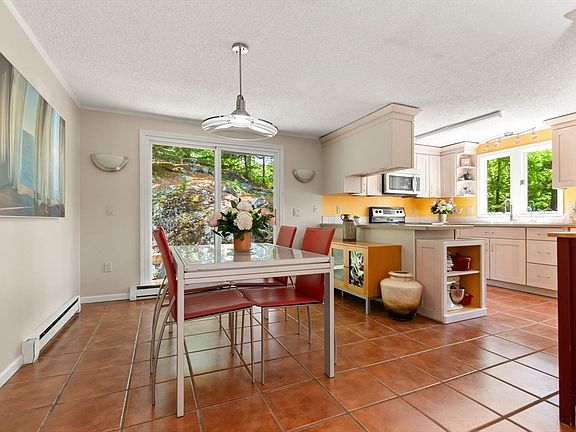 5th image of 12 Wildwood Rd
