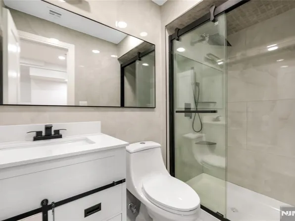 114 Pine Street image 17 of 35