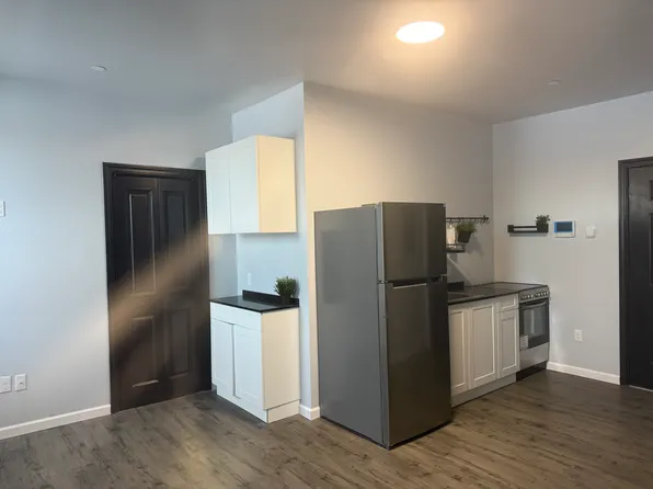 97 Maple St #2B, Holyoke, MA 01040