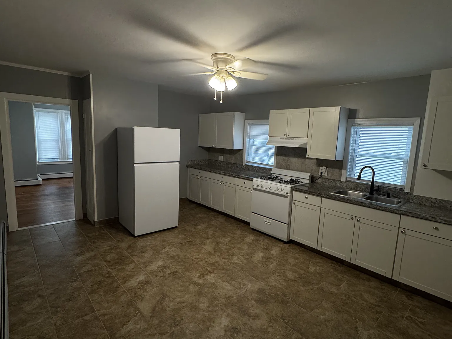 3 bed, 1000 sqft, $2,000 — Photo 2