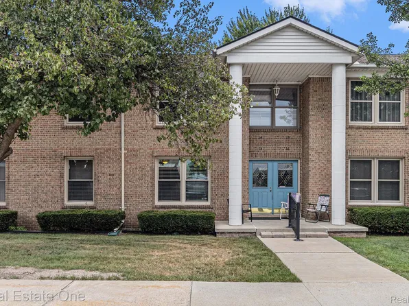 275 Maywood St APT 13, Marysville, MI 48040