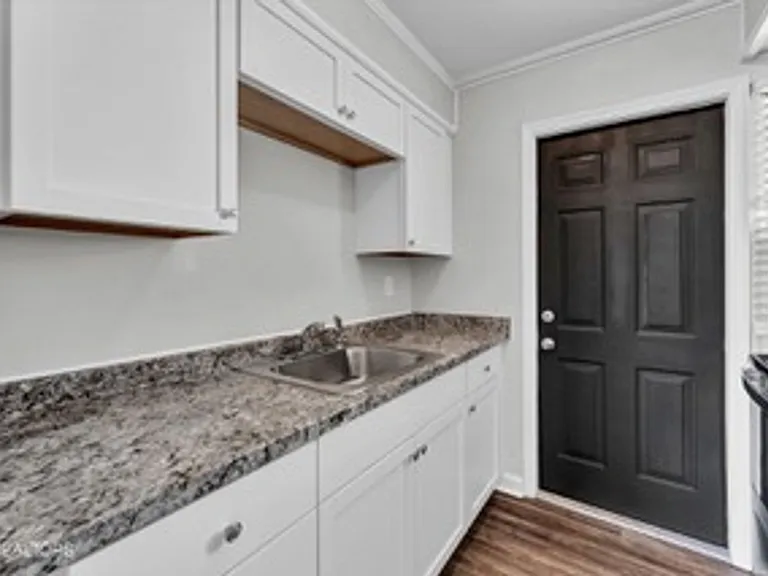 217 W Fairview Rd — Photo 6