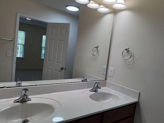 4th image of 1113 Garden Square Ln