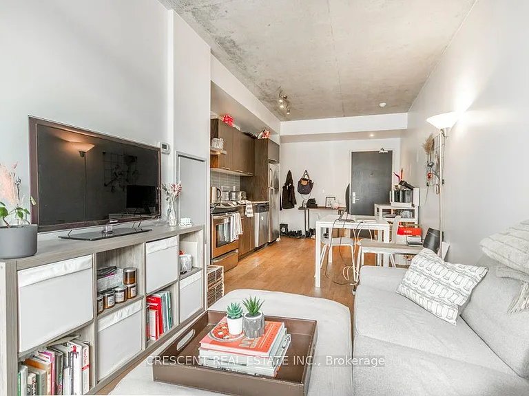 650 King St W #402 — Photo 15