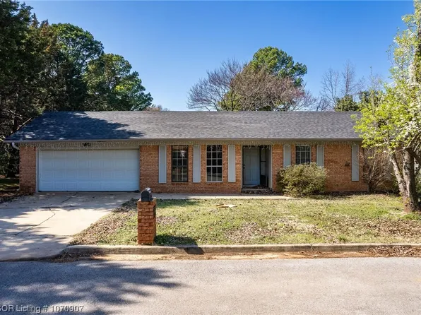 106 Hiawatha St, Poteau, OK 74953