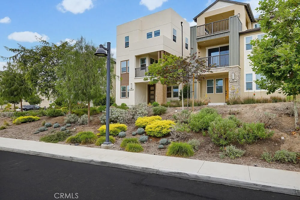 4 bed, 3.5 bath, 2732 sqft, $5,980 — Photo 3