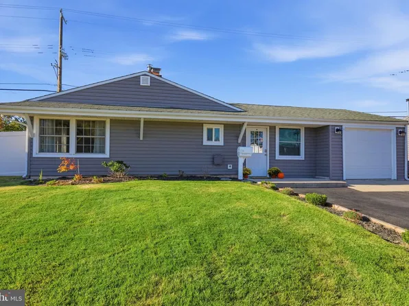 45 Graystone Ln, Levittown, PA 19055