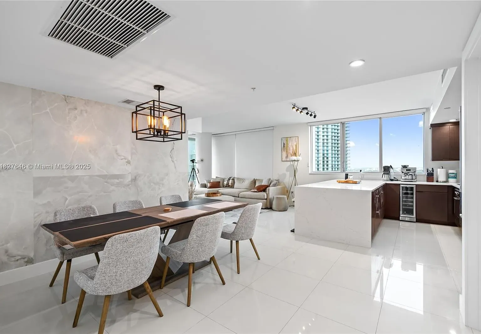 2 bed, 2.5 bath, 1340 sqft, $4,800 — Photo 3