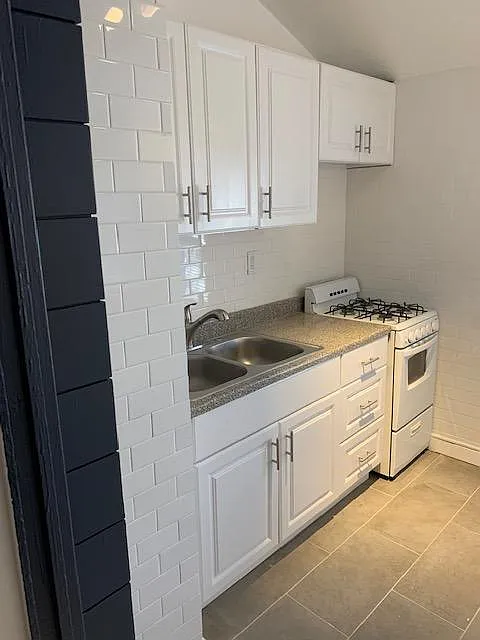 Building Photo - 1228 N Corona St #4