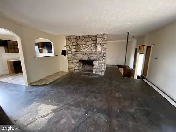 5th image of 742 W Kings Hwy