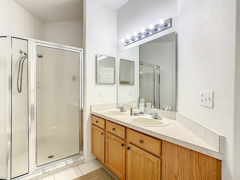 16724 Rolling Green Dr — Photo 51