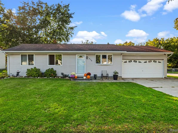 574 Metcalf Dr, Imlay City, MI 48444