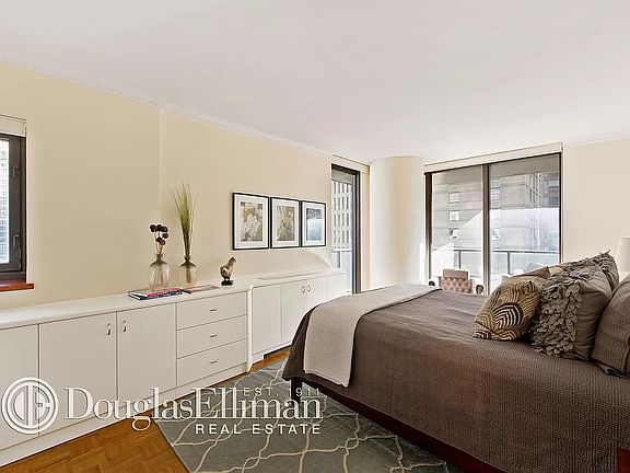 4th image of 161 W 61st St APT 12G