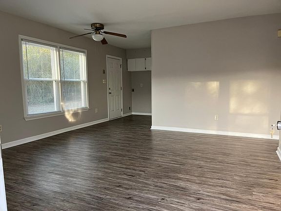 Living Room 14'7" x14'8" looking into Side door off Kitchen
