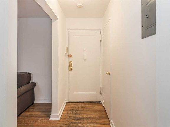 5th image of 40 Glenwood Ave APT 1C
