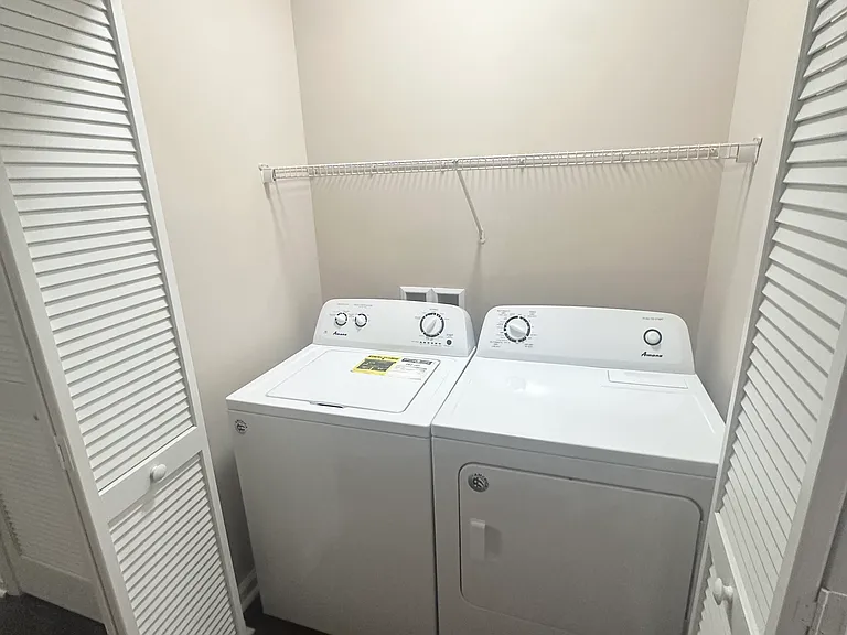 Pinnacle Pointe Apartments — Photo 40