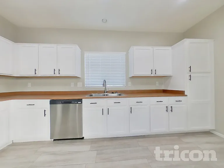 4660 E Laurel Ave — Photo 5