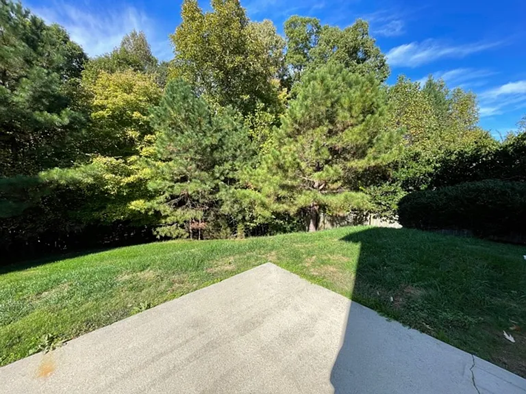 433 Holly Thorn Trce — Photo 9