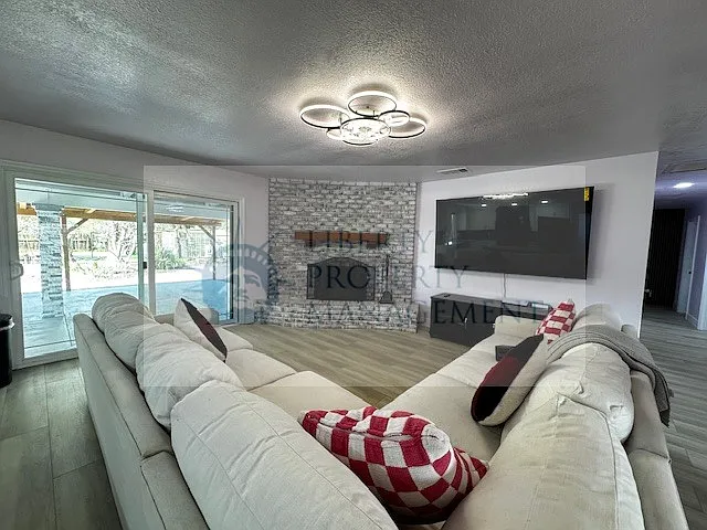 10757 N Armstrong Ave — Photo 7