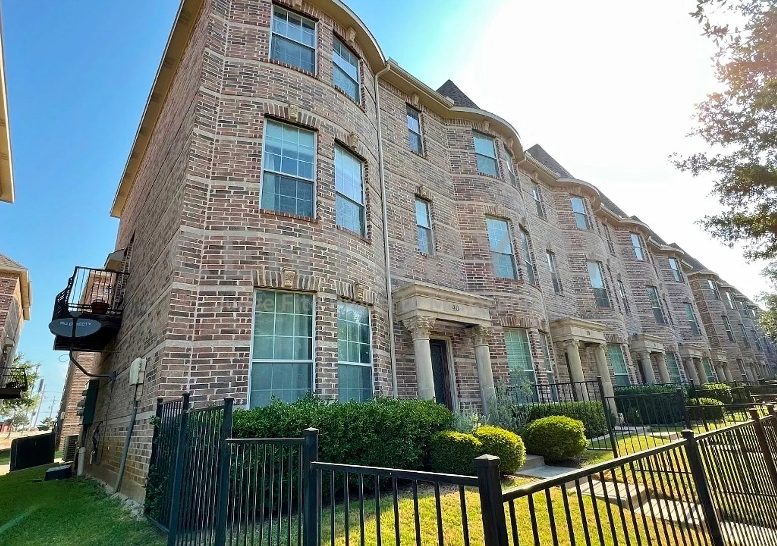 Gorgeous 3-Story 3/2.5/2 Townhome in Lewisville For Rent! — Photo 1