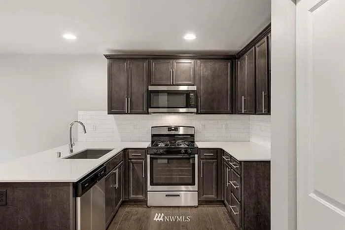 3 bed, 2.5 bath, 1635 sqft, $2,800 — Photo 4