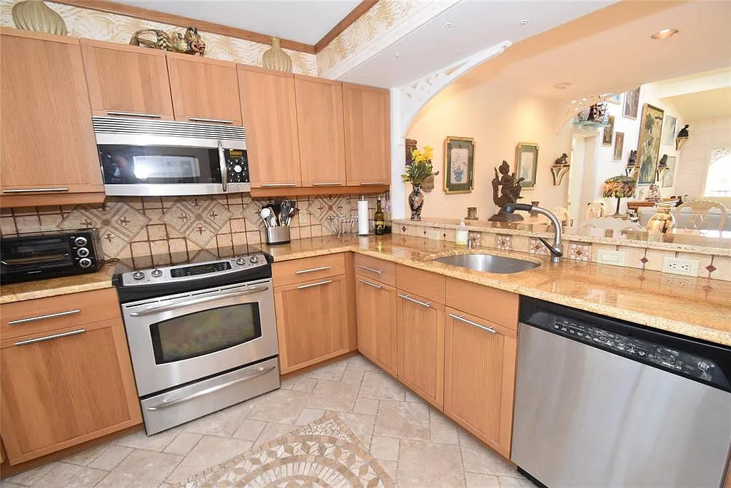 3 bed, 3.0 bath, 1635 sqft, $2,300 — Photo 3