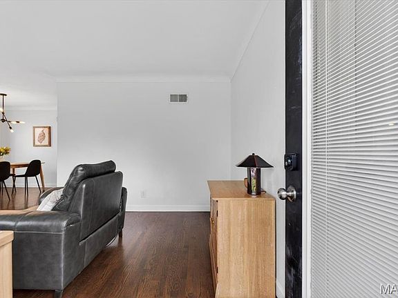 5th image of 5701 Lansdowne Ave