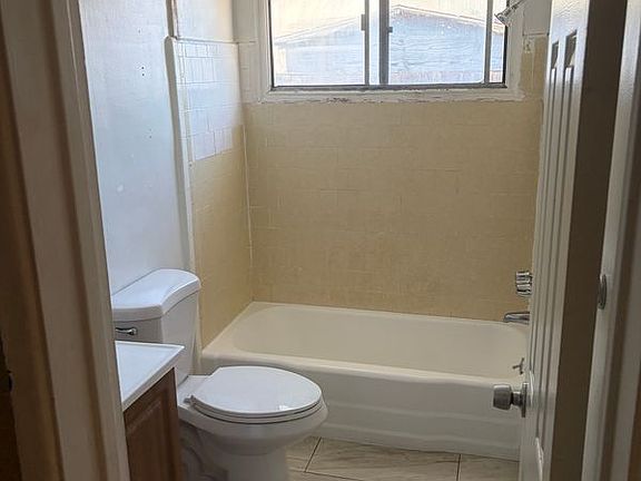 4th image of 11433 Emelita St #2