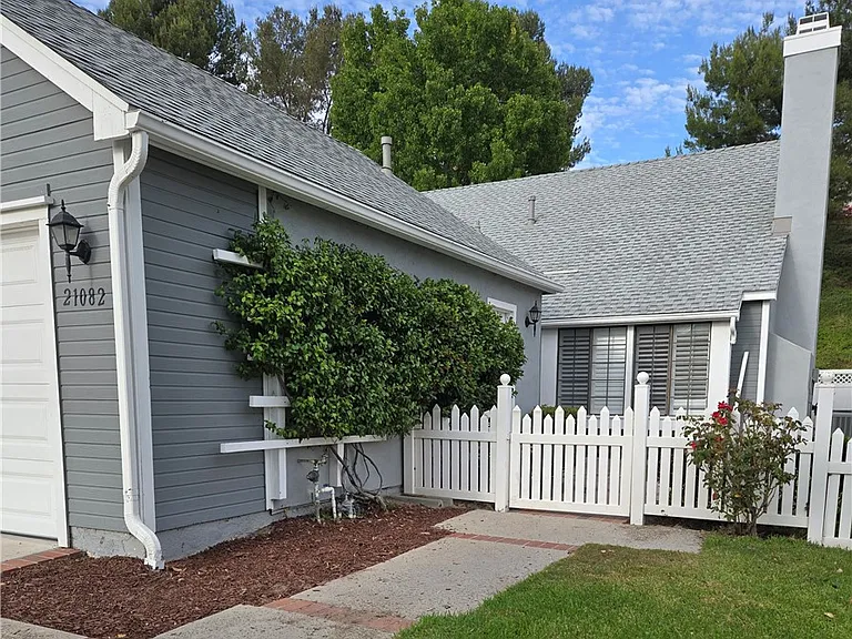 21082 Primrose Ln — Photo 2